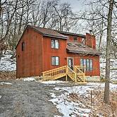 Charming Poconos Abode w/ Gas Grill + Fire Pit!