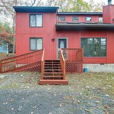 Fire Pit & Gas Grill: Charming Poconos Abode!
