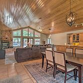 Yard, Grill & Games: Spacious Cabin in Lakeside!