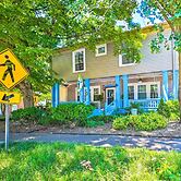 Dtwn Elizabethtown Home w/ Fire Pit & Gas Grill!