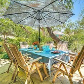 Casa Paloma Studio: Artsy & Airy w/ Hot Tub Access