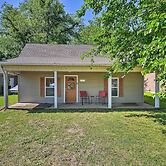 Quaint Downtown Murfreesboro Cottage w/ Lush Yard