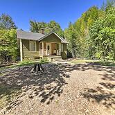 Pet-friendly Cottage w/ Fire Pit - 3 Mi to Siu!