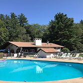 Glen Condo w/ Mountain Views: Walk to Story Land