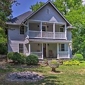 Blue Ridge Mountains Cottage w/ Pergola & Fire Pit