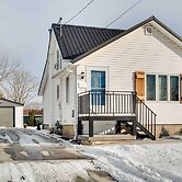 Charming Iowa Abode Near Knoxville Raceway!