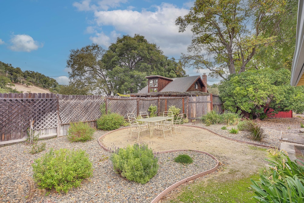 2 Mi to Dtwn Atascadero! Cozy Cottage w/ Yard