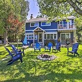 Crystal Lake Cottage: Kayaks & Fire Pit!