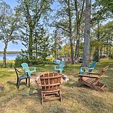 Lake Livin' Cozy Cabin w/ Dock, Tiki Bar, 2 Kayaks