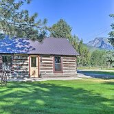 Montana Retreat: Original Hamilton Log Cabin!