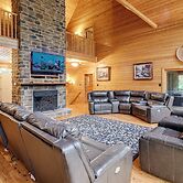 Idyllic Mtn Retreat w/ Hot Tub Near Shenandoah NP!