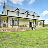 Gingerland Ranch in Del Valle: Game Room & Porch