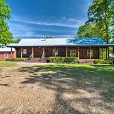 Rustic Woodville Getaway With Pool & Guest House