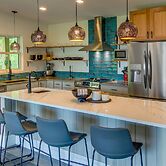 Modern Fairview Retreat: Spacious Deck + Mtn View!