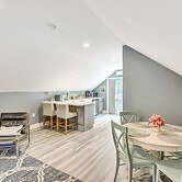 Benton Harbor Apt w/ Balcony + Fire Pit