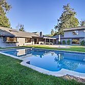 Family Retreat - Private Tennis Court & Game Room