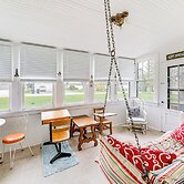 Twin Lakes Cottage: Walk to Elizabeth Lake!