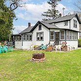 Twin Lakes Cottage: Walk to Elizabeth Lake!