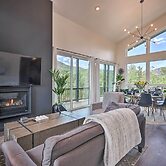 Fire Pit, Deck & Mtn Views: Upscale Pine Cabin!