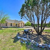 Hill Country Casita w/ Patio: 13 Mi to Dtwn Boerne