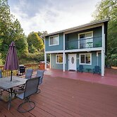 Herron Island Cabin w/ Deck: Walk to Beach!