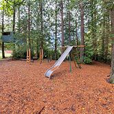 Herron Island Cabin w/ Deck: Walk to Beach!
