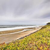 Lincoln Beach Condo w/ Balcony + Ocean Views!