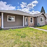 Grants Pass Home: 1 Mi to Downtown & Rogue River!