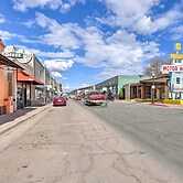 Modern Retreat: 3 Blocks to Dtwn Williams + Rte 66