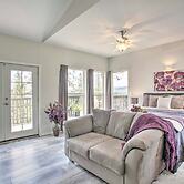 Lakeview Retreat w/ Fireplace, Spa Tub & Balcony