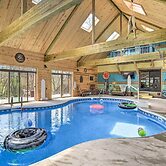 Raccoon River Retreat: Indoor Pool & Outdoor Fun!