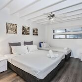 Essence House - 4 Bedroom Holiday Home