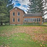 Vintage Farmhouse ~ 2 1/2 Mi to Mount Pleasant Ski