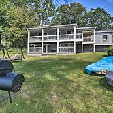 Cozy Lakefront Lapeer House w/ 2 Paddle Boats!