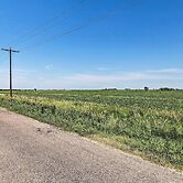 Elwood Townhome w/ Patio - 7 Mi to Johnson Lake