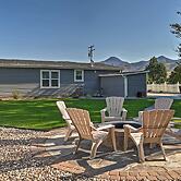 Rustic Chic Home: 10 Mi to Otter Creek State Park!