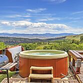 Hot Tub + Mtn Views: Gore Pass Kremmling Cabin