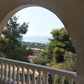 Enjoy Seclusion at Peaceful Mountain Apartment