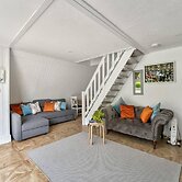 The Lookout, Sunny Beach Retreat, Sleeps 5 Guests