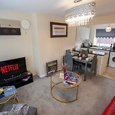 5star Serviced Homes- Free Wifi & Parking, Office