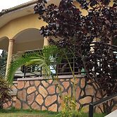Kampala 5-beds, Sleeps 8 With Garden & Parking
