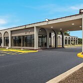 HomeTowne Studios by Red Roof & Conference Center Chicago – N Aurora/ 