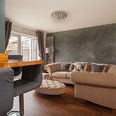 Hide Away House With Hot Tub and Driveway