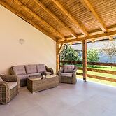 Green House - Shared Pool & BBQ - H