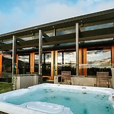 Mt Gold Retreat - Tennis court - Hot Tub