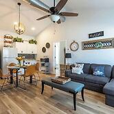 La Casita: Hot-tub & Firepit, 15 min to Fred!