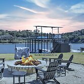 Lakefront Paradise With Firepit