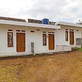 OYO 90809 Homestay Black Pink Merah Jambu Syariah