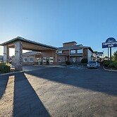 Toppenish Inn and Suites