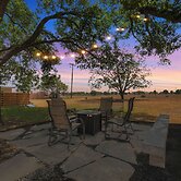 Spacious Home - Fire Pit, BBQ and Outdoor Seating!